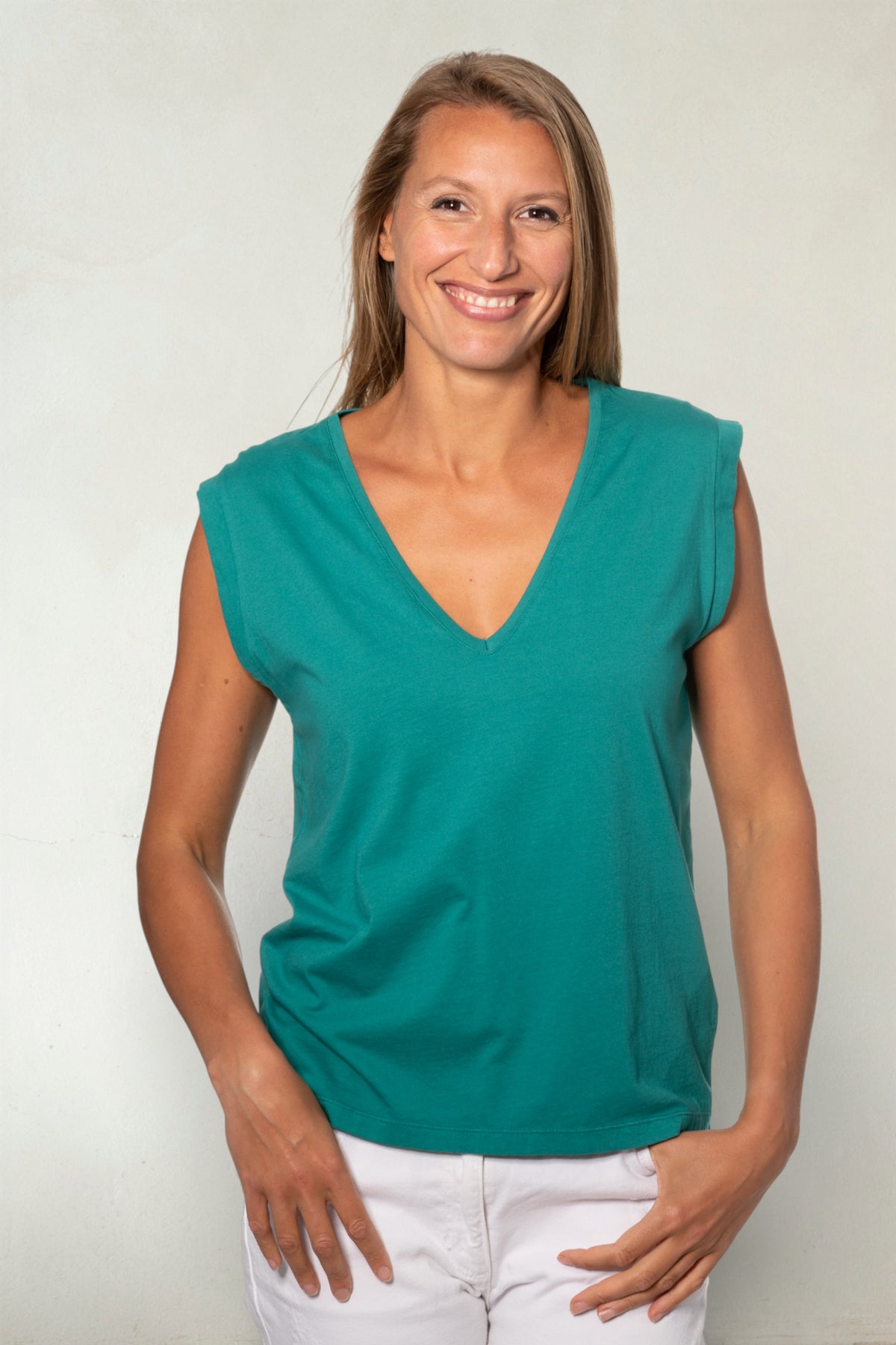 Tee shirt femme sans manche débardeur manche courte rock en coton jersey bio GOTS coupe droite, coupe ajustée, col V vert émeraude, vert intense, vert lumineux, vert canard,