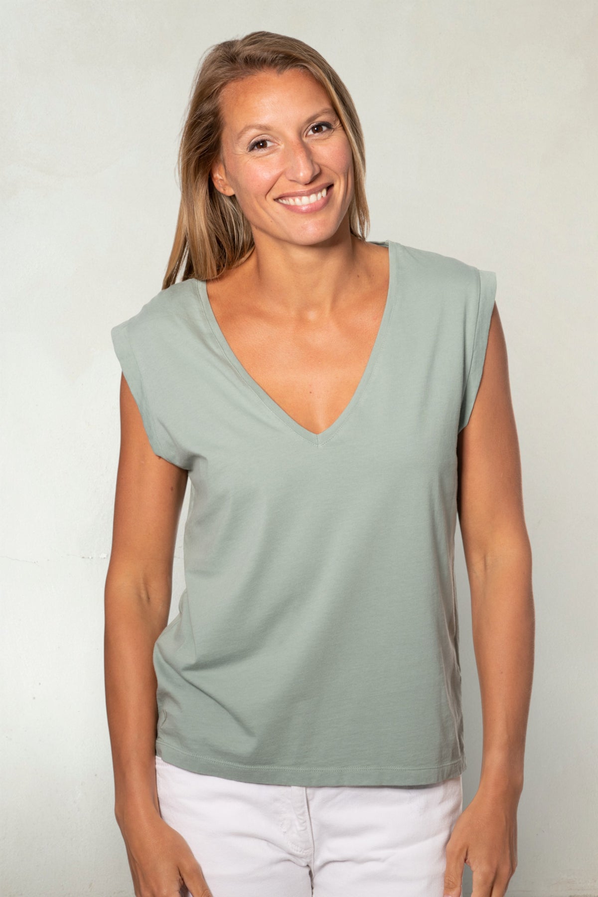 Tee shirt femme sans manche débardeur manche courte rock en coton jersey bio GOTS coupe droite, coupe ajustée, col V Vert sauge, vert gris, vert clair, vert doux