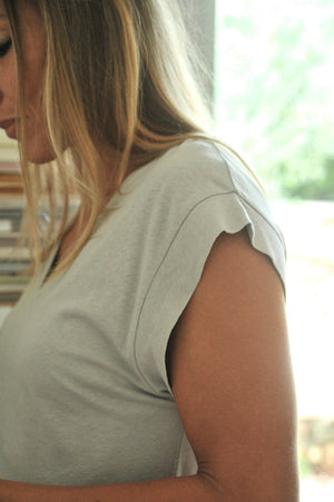 T-shirt basique femme col V coton et lin biologique coupe droite fabrication ecoresponsable gris clair, gris doux, gris perle, gris souris