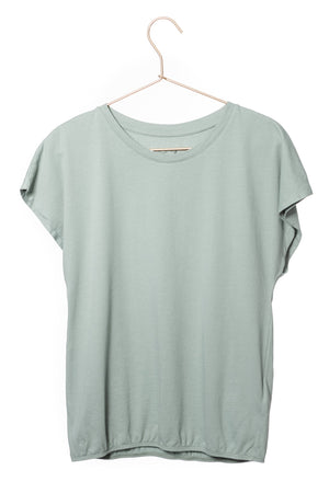 Tee shirt femme manche courte et volante forme droite, blousant et resserré en bas du corps coton bio GOTS, col rond vert sauge, vert gris, vert clair, vert doux