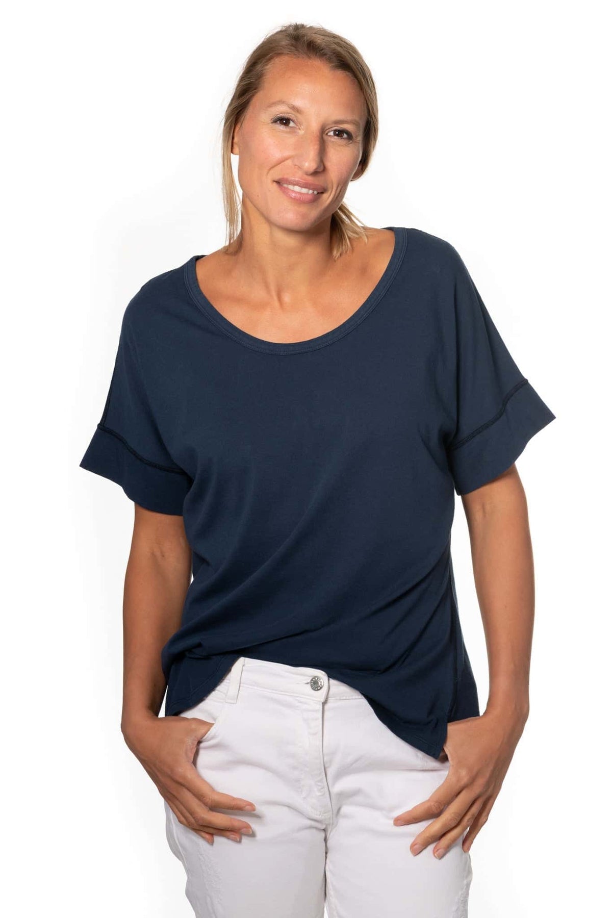 Tee shirt femme manche courte au coude ample et oversize, fente en bas de corps en coton bio GOTS, col arrondi et évasé bleu marine, bleu foncé
