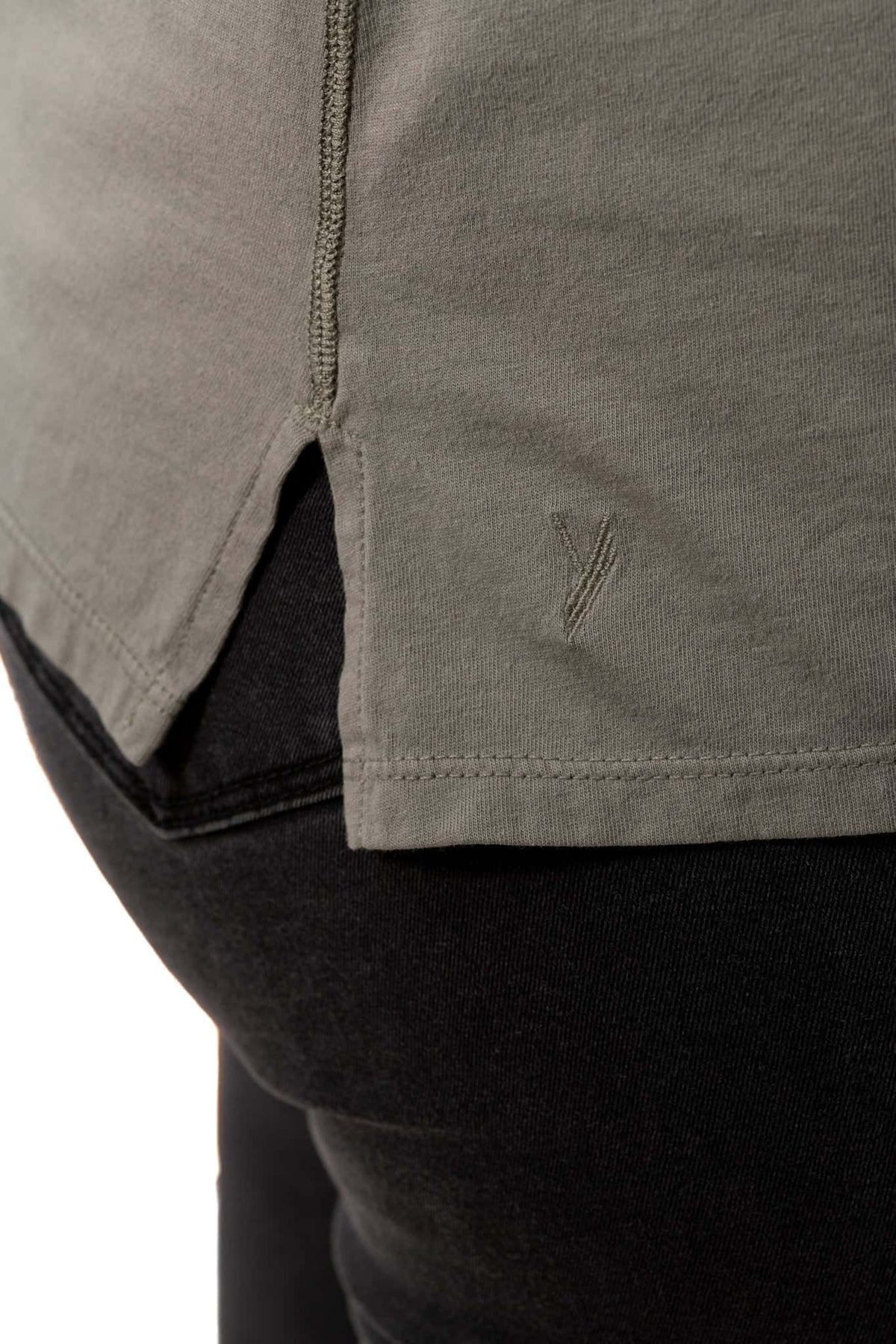 Tee shirt femme manche courte au coude ample et oversize, fente en bas de corps en coton bio GOTS, col arrondi et évasé gris kaki, gris, kaki, vert doux, gris vert 