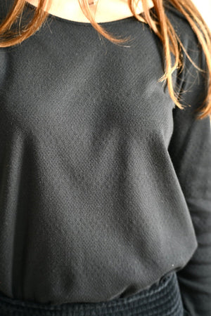 Tee shirt coton bio certifié GOTS col rond évasé manche longue pour femme matière ajourée noir gris foncé, charbon, anthracite,