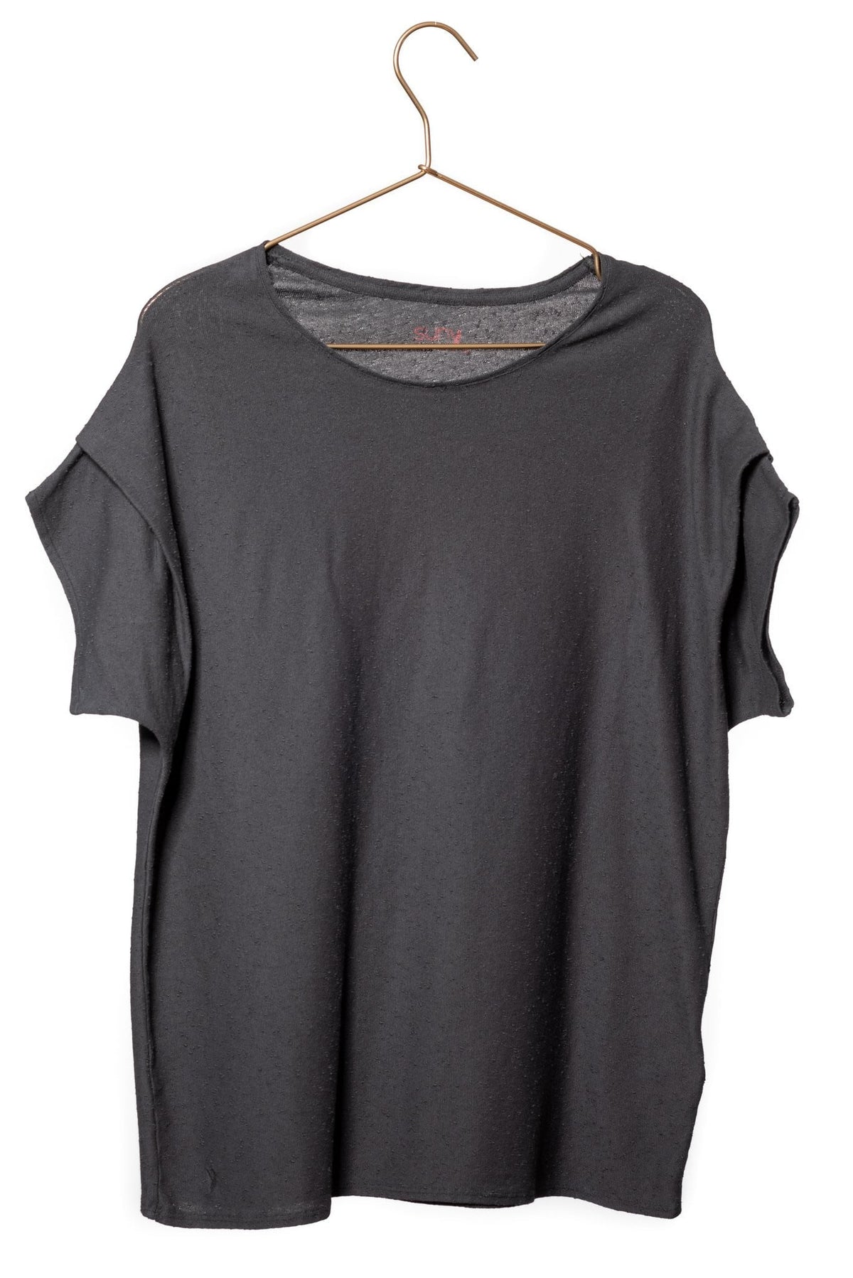 Tee shirt pour femme oversize col évasé dégagé manche courte tombante à pince en coton bio effet lin GOTS et eco responsable anthracite gris foncé noir délavé 