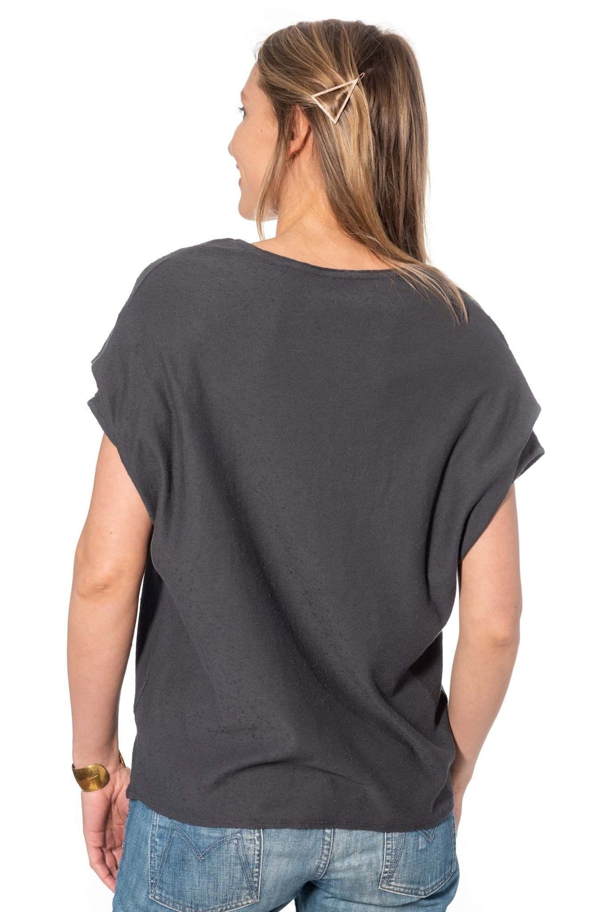 Tee shirt pour femme oversize col évasé dégagé manche courte tombante à pince en coton bio effet lin GOTS et eco responsable anthracite gris foncé noir délavé