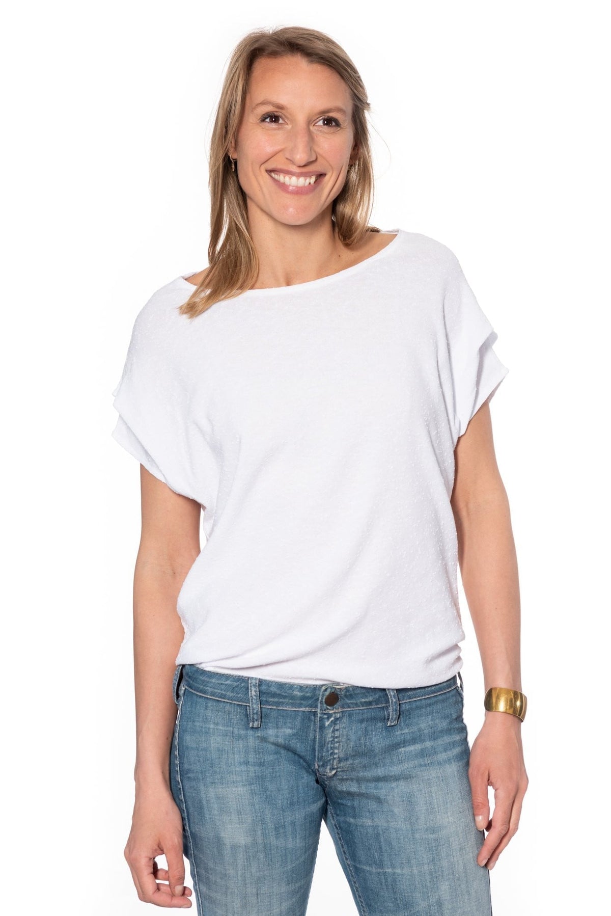 Tee shirt pour femme oversize col évasé dégagé manche courte tombante à pince en coton bio effet lin GOTS et eco responsable blanc