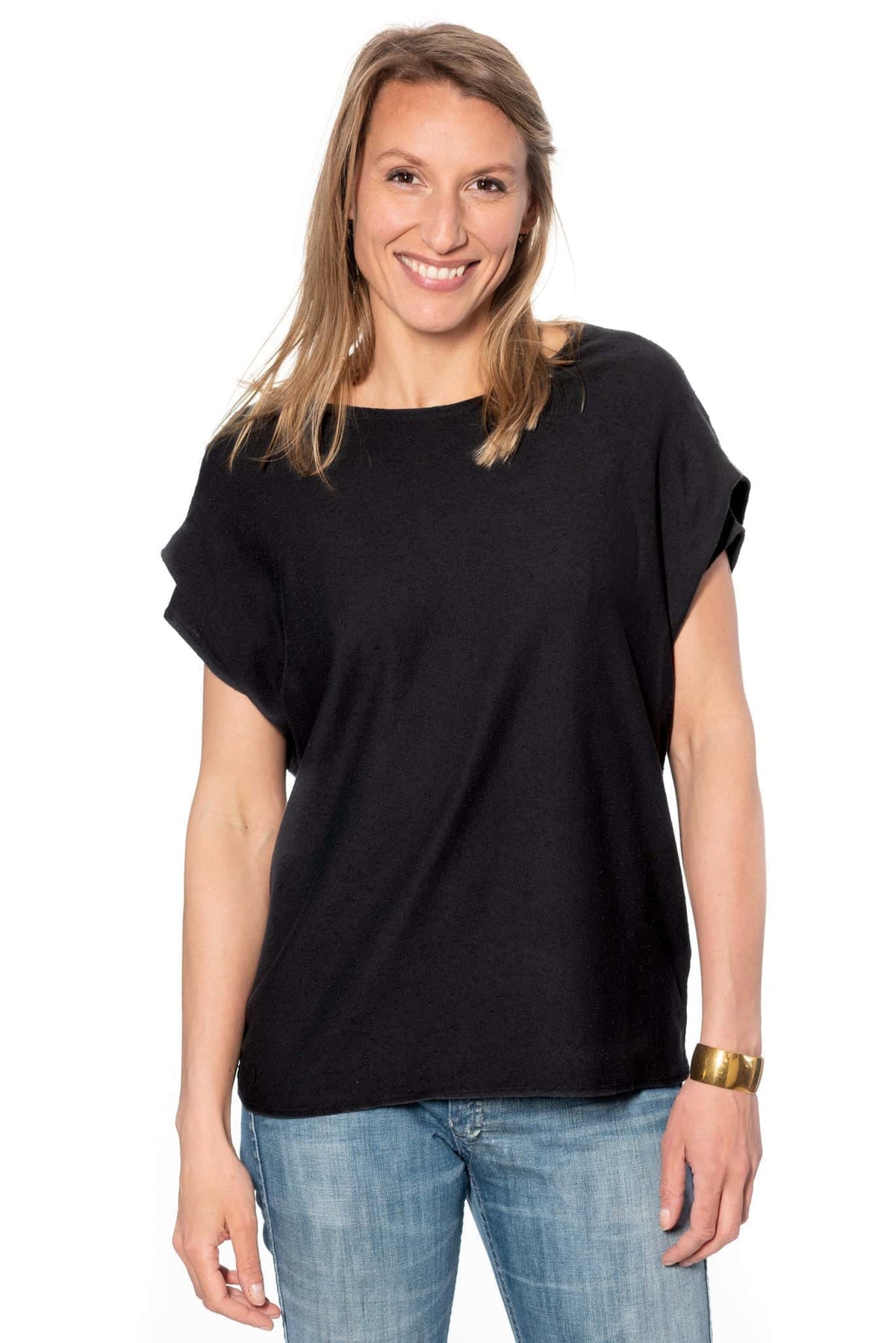 Tee shirt pour femme oversize col évasé dégagé manche courte tombante à pince en coton bio effet lin GOTS et eco responsable noir
