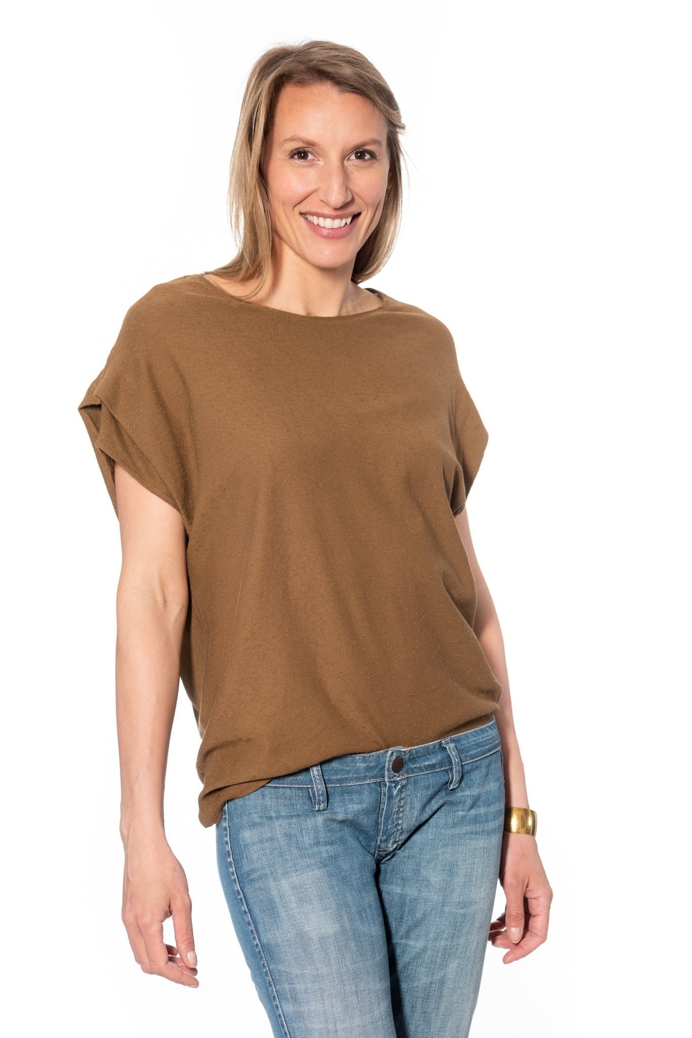 Tee shirt pour femme oversize col évasé dégagé manche courte tombante à pince en coton bio effet lin GOTS et eco responsable tabac brun bronze