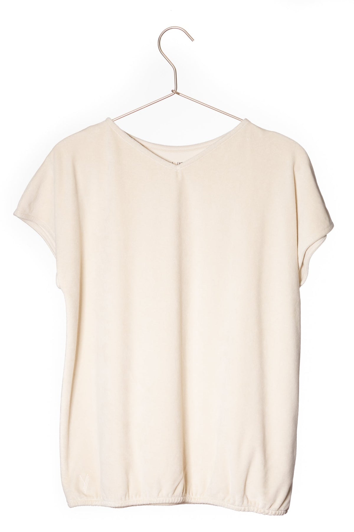 Tee shirt femme à manche courte forme ajustée droite et resserrée en bas de corps, col V Suny en velours bio GOTS et eco responsable nude écru blanc cassé beige rose nude