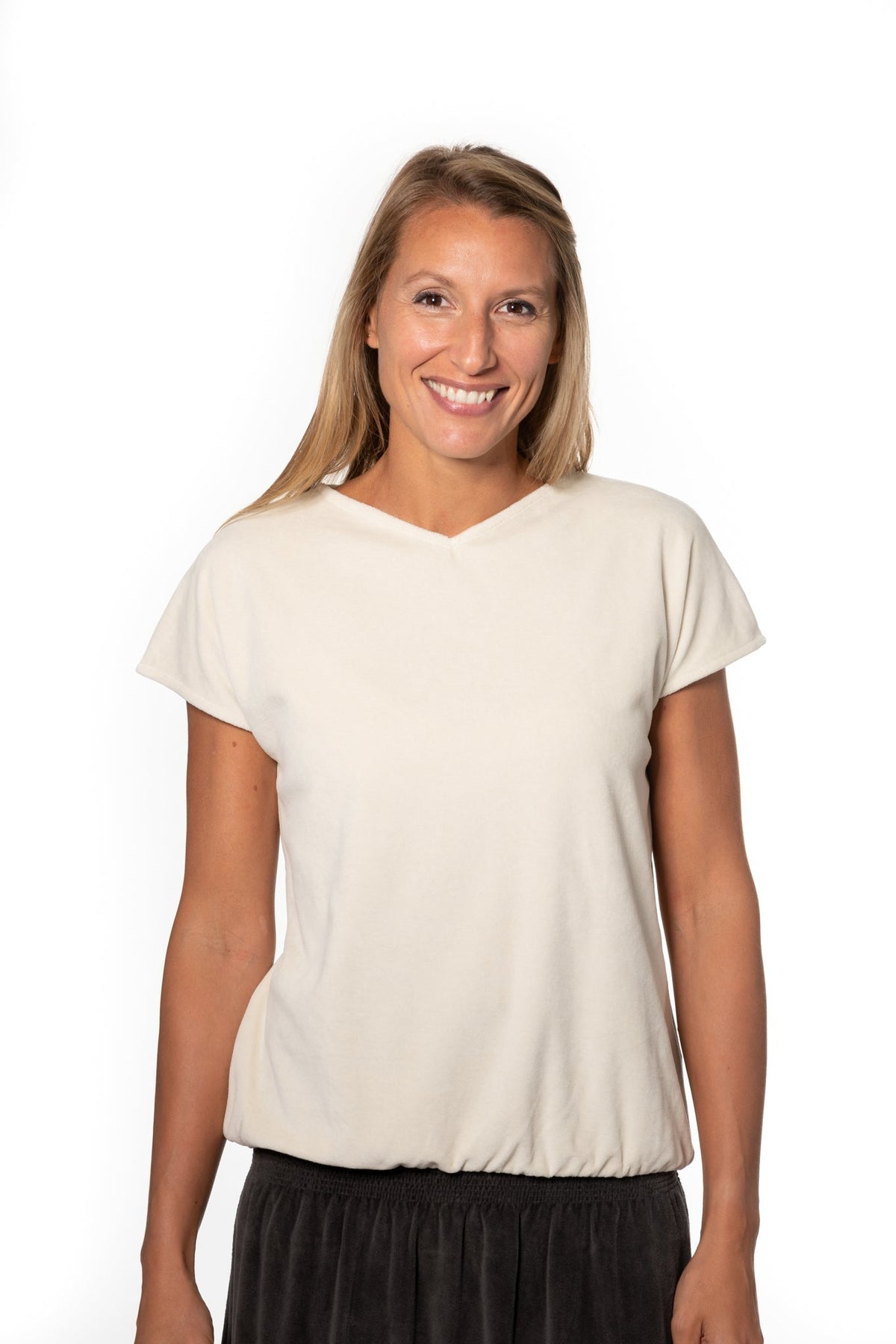 Tee shirt femme à manche courte forme ajustée droite et resserrée en bas de corps, col V Suny en velours bio GOTS et eco responsable nude écru blanc cassé beige rose nude