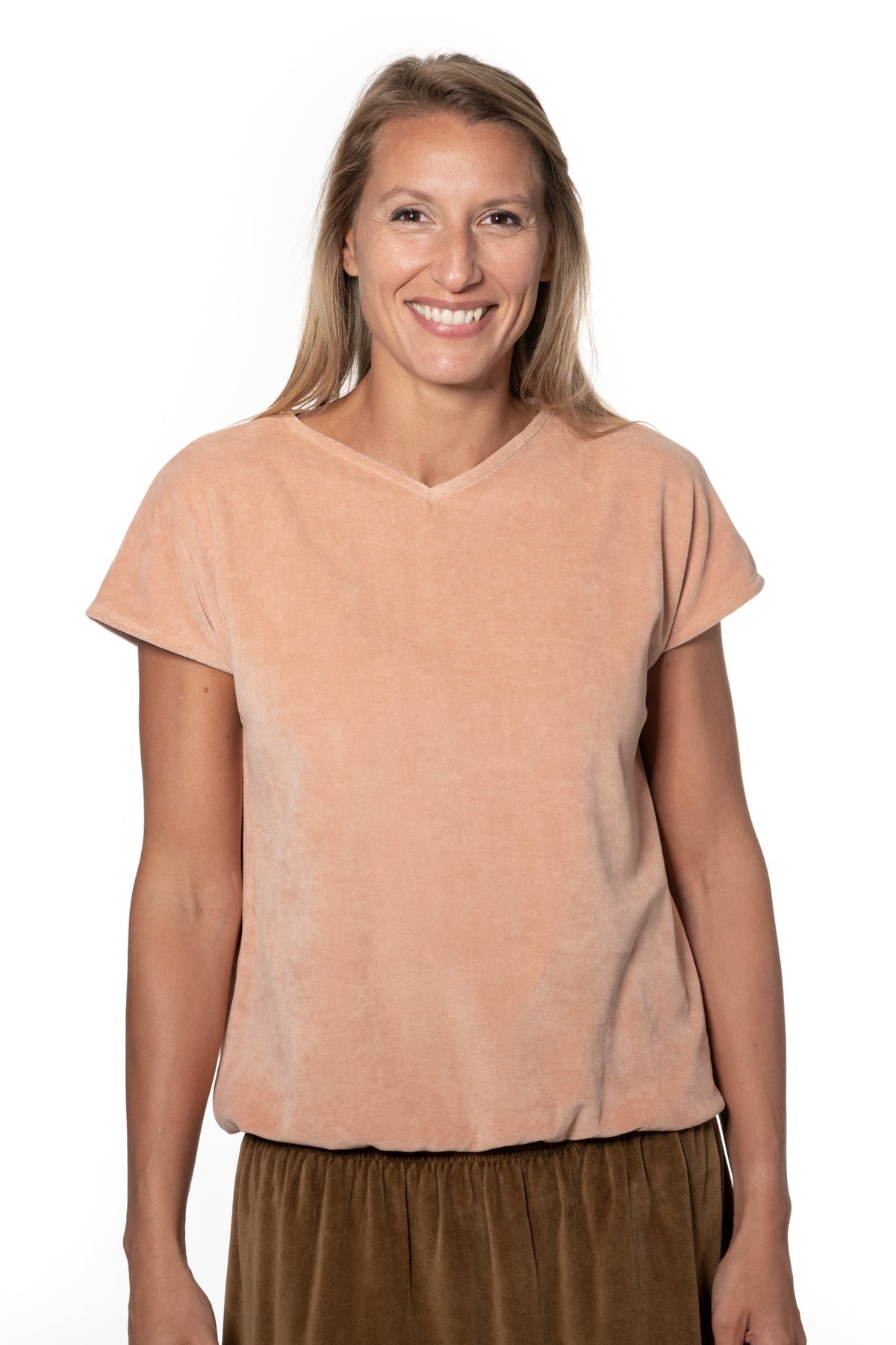 Tee shirt femme à manche courte forme ajustée droite et resserrée en bas de corps, col V Suny en velours bio GOTS et eco responsable vieux rose rose rose doux rose ancien rose pâle