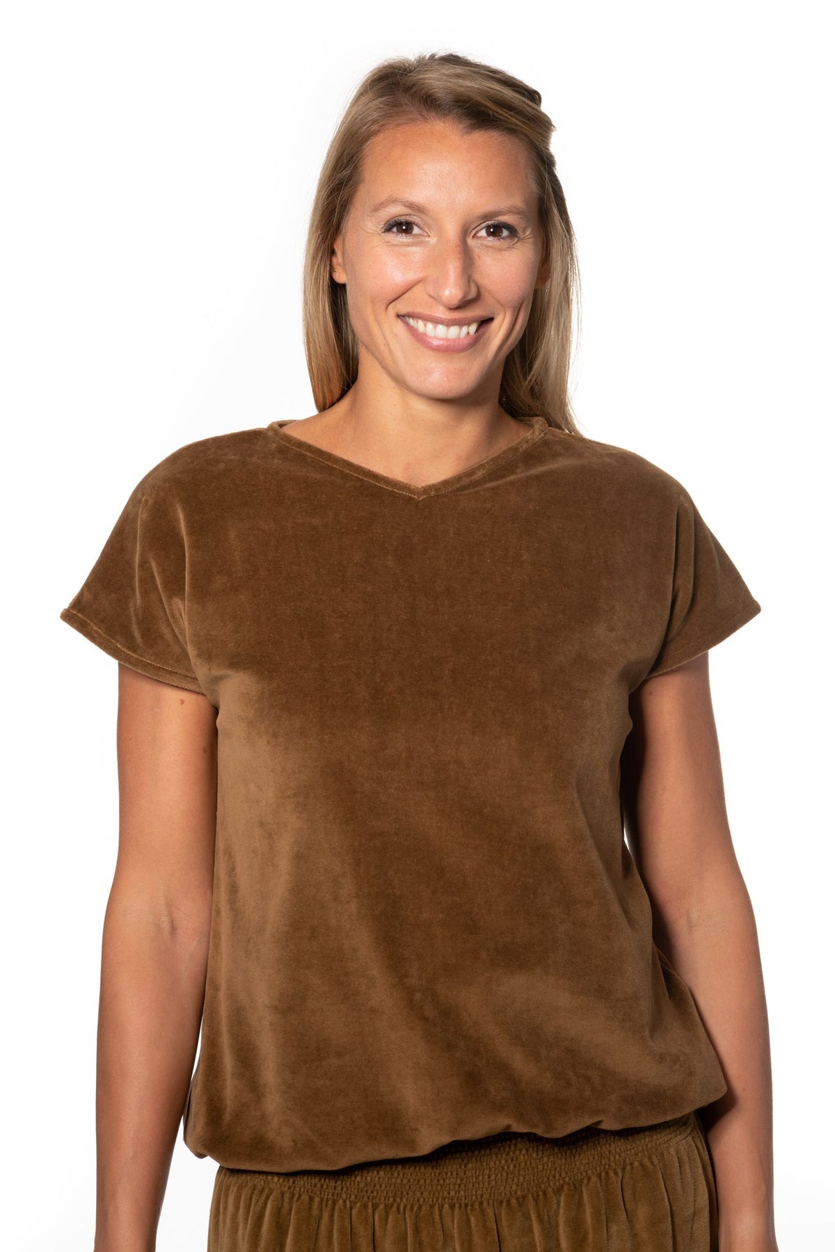 Tee shirt femme à manche courte forme ajustée droite et resserrée en bas de corps, col V Suny en velours bio GOTS et eco responsable tabac brun bronze
