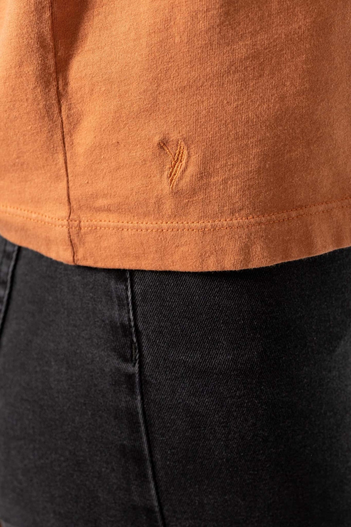 Tee shirt femme sans manche débardeur manche courte rock en coton jersey bio GOTS coupe droite, coupe ajustée, col V caramel, brun, marron beige, café, orangé, terracotta, roux marron