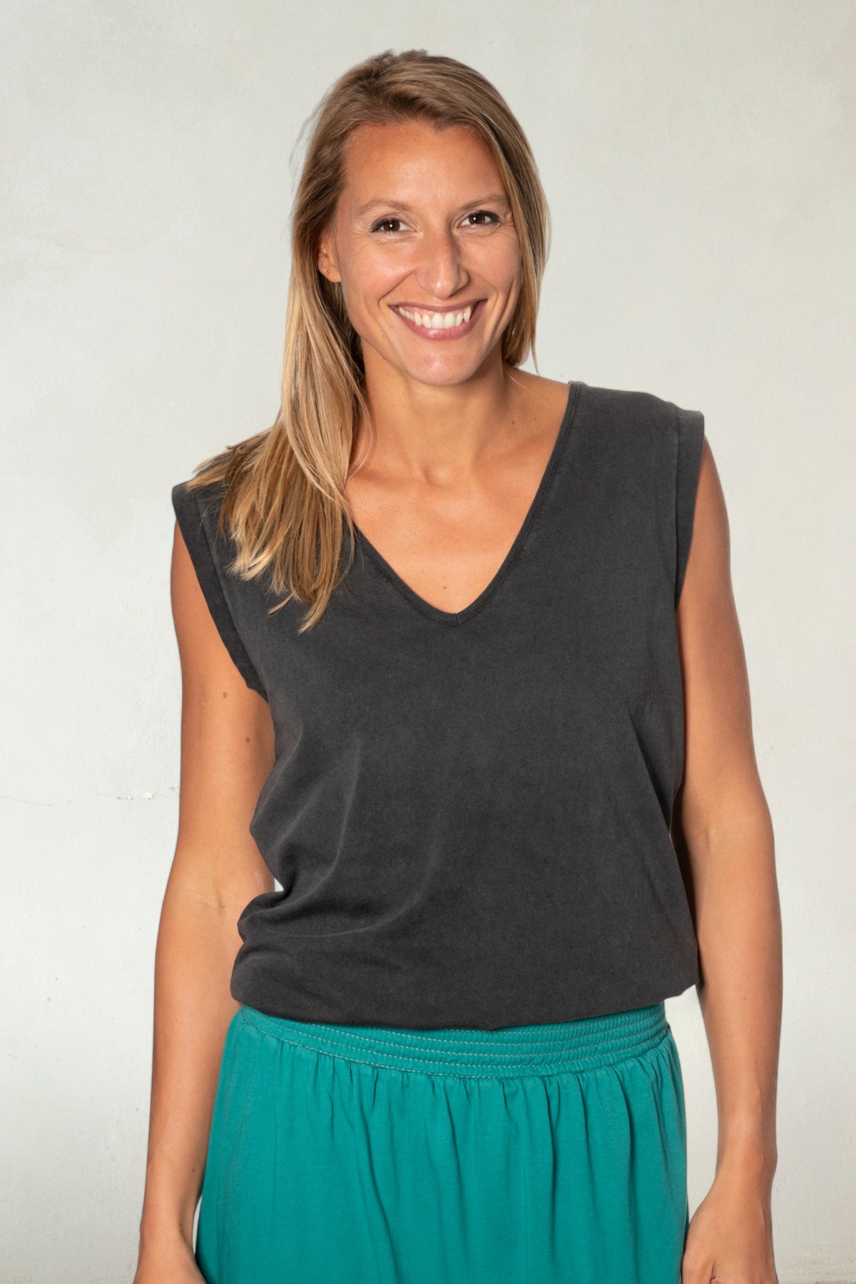 Tee shirt suny femme sans manche débardeur manche courte rock en coton jersey bio GOTS coupe droite, coupe ajustée, col V noir vieilli, noir délavé, noir fade out, noir gris