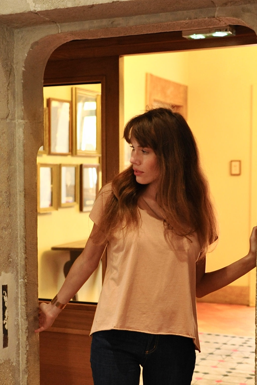 Tee shirt femme oversize col V manche courte coupé bord franc pour un look rock en coton jersey bio vieux rose rose rose doux rose ancien rose pâle GOTS et eco responsable