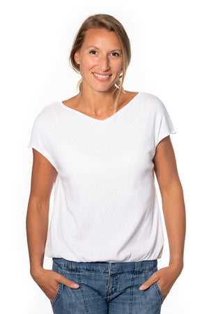 Tee shirt femme manche courte forme droite, blousant et resserré en bas de corps, matière douce en coton bio et GOTS ajourée col V blanc beige, blanc cassé, beige, écru, blanc pâle