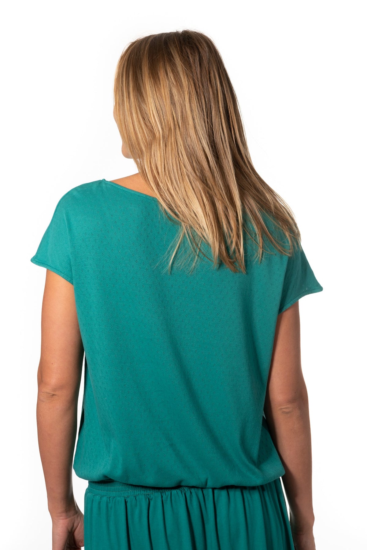 Tee shirt femme manche courte forme droite, blousant et resserré en bas de corps, matière douce en coton bio et GOTS ajourée col V vert émeraude, vert intense, vert lumineux, vert canard, vert bleu, vert vif, vert profond