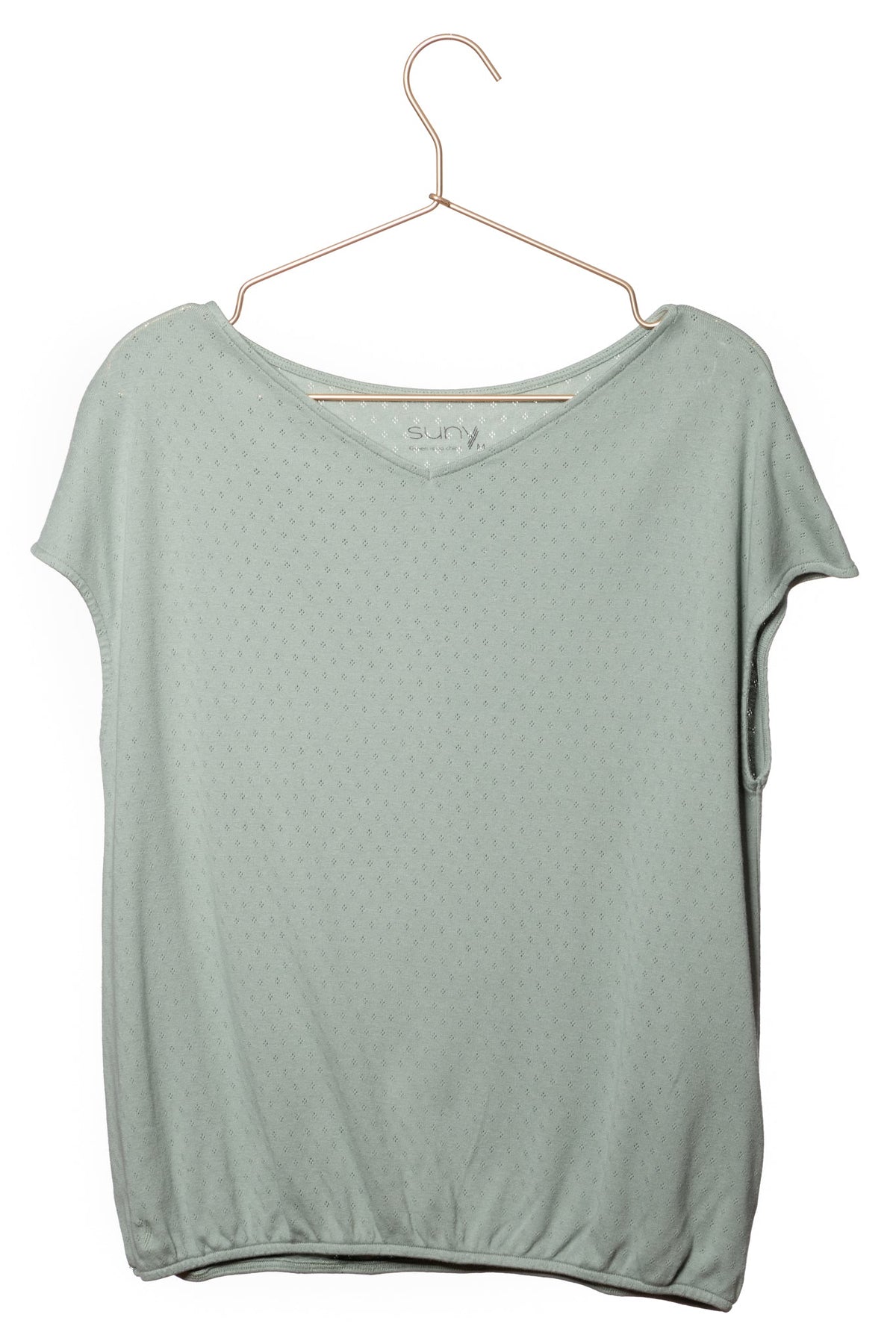Tee shirt femme manche courte forme droite, blousant et resserré en bas de corps, matière douce en coton bio et GOTS ajourée col V vert sauge, vert gris, vert clair, vert doux