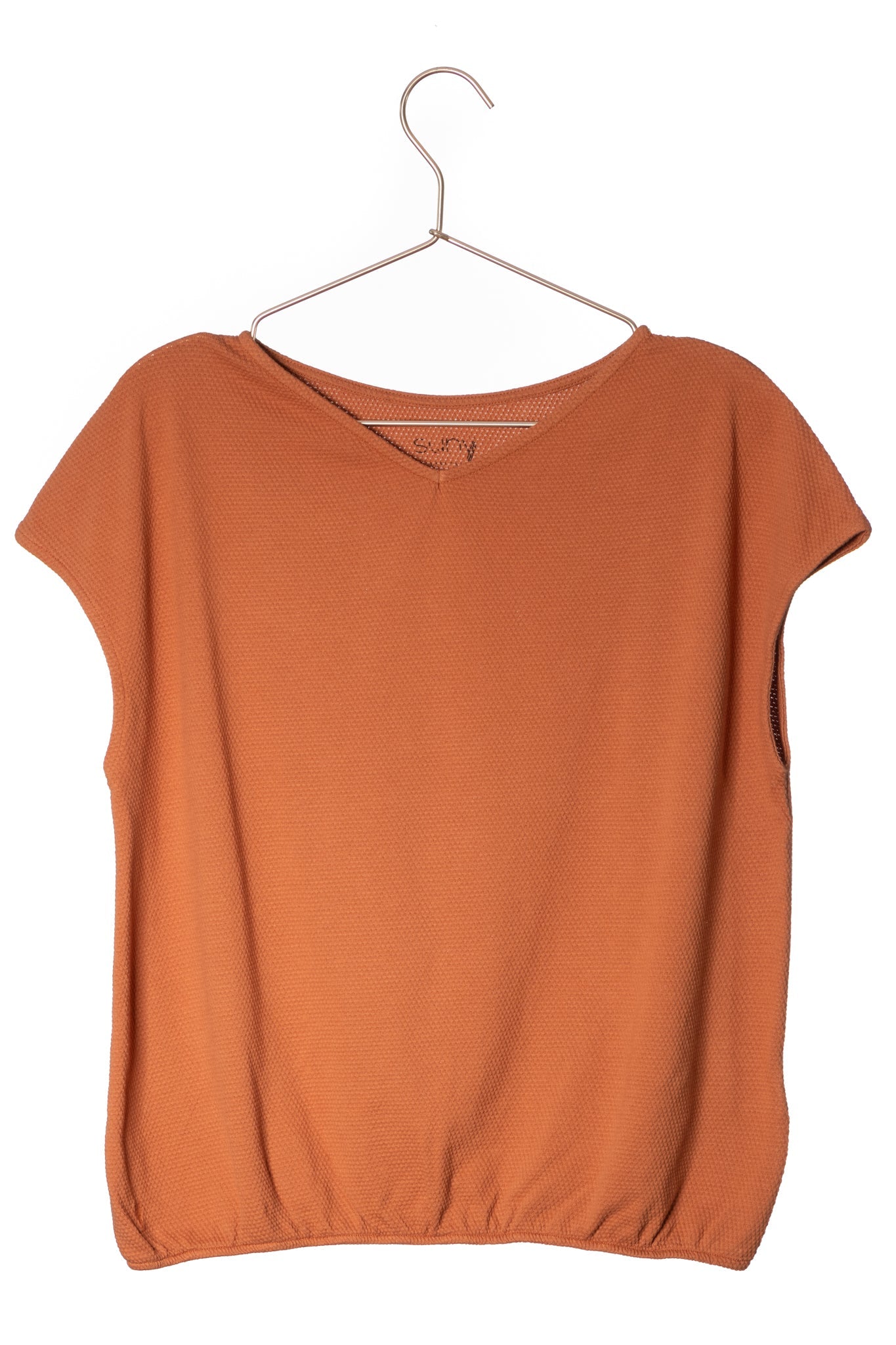 Tee shirt femme manche courte forme droite blousant et resserré en bas de corps en coton bio GOTS matière plumetis col V caramel, brun, marron beige, café, orangé, terracotta, roux marron