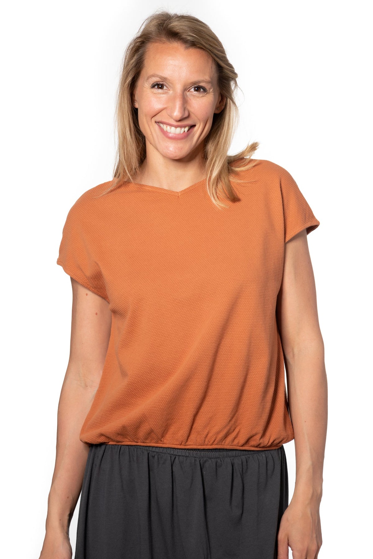 Tee shirt femme manche courte forme droite blousant et resserré en bas de corps en coton bio GOTS matière plumetis col V caramel, brun, marron beige, café, orangé, terracotta, roux marron