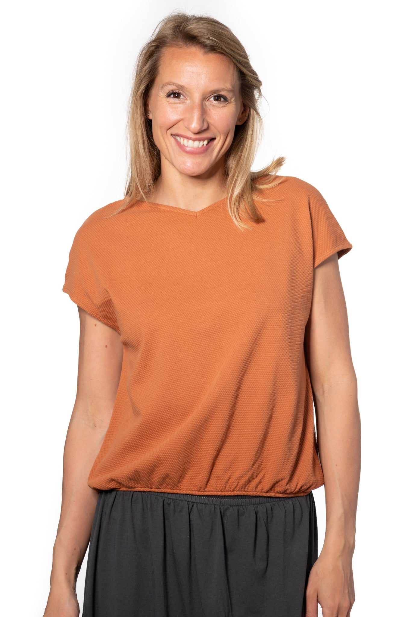 Tee shirt femme manche courte forme droite blousant et resserré en bas de corps en coton bio GOTS matière plumetis col V caramel, brun, marron beige, café, orangé, terracotta, roux marron