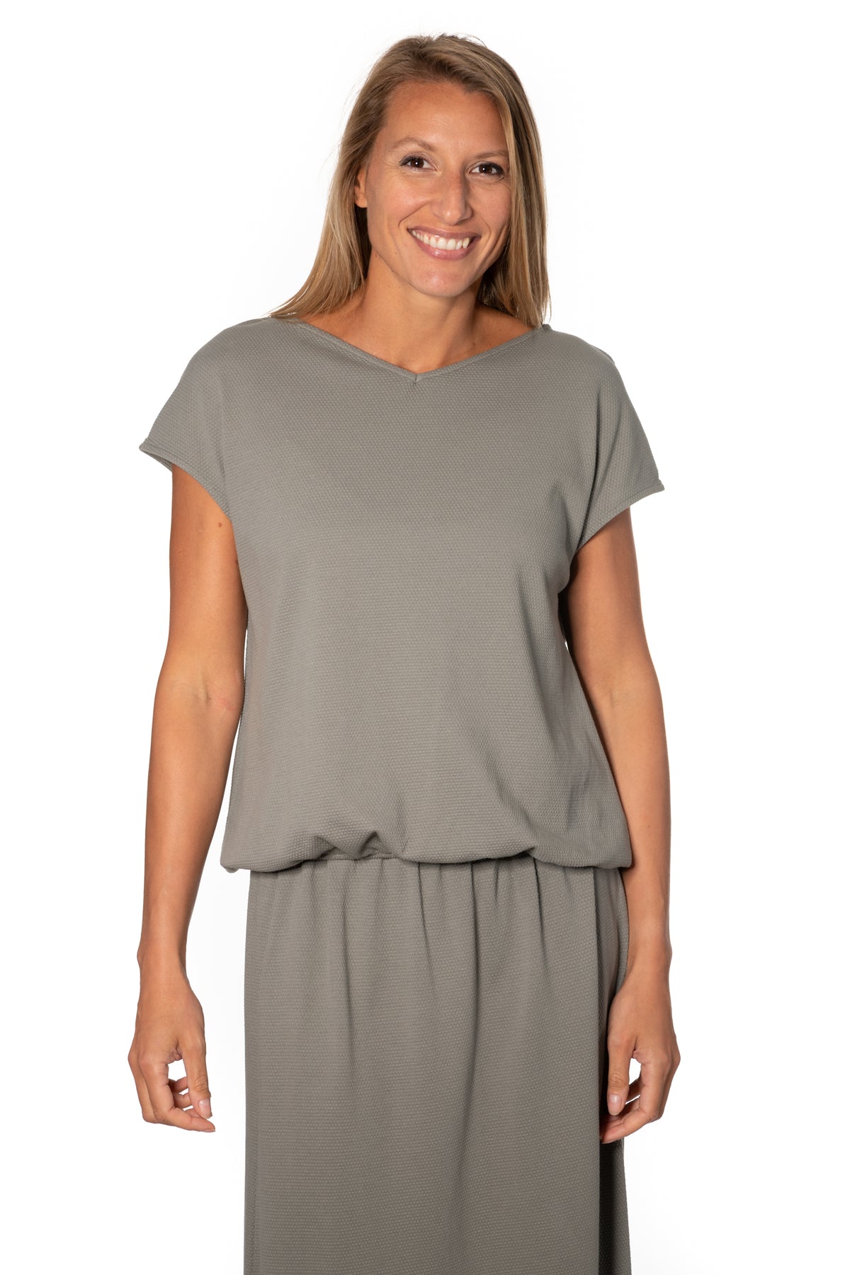 Tee shirt femme manche courte forme droite blousant et resserré en bas de corps en coton bio GOTS matière plumetis col V gris kaki, gris, kaki, vert doux, gris vert