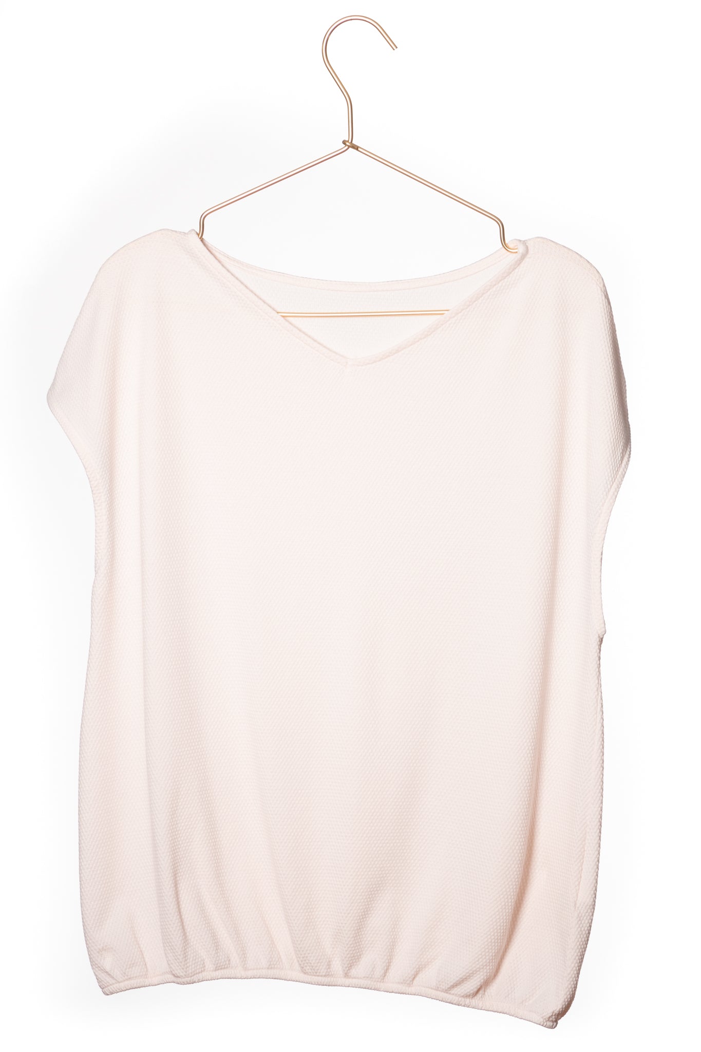 Tee shirt femme manche courte forme droite blousant et resserré en bas de corps en coton bio GOTS matière plumetis col V rose poudre, rose pâle, blanc rosé, écru, rose clair