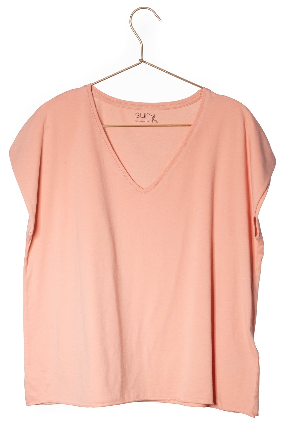 Tee shirt femme oversize col V manche courte coupé bord franc pour un look rock en coton jersey bio rose pétillant GOTS et eco responsable