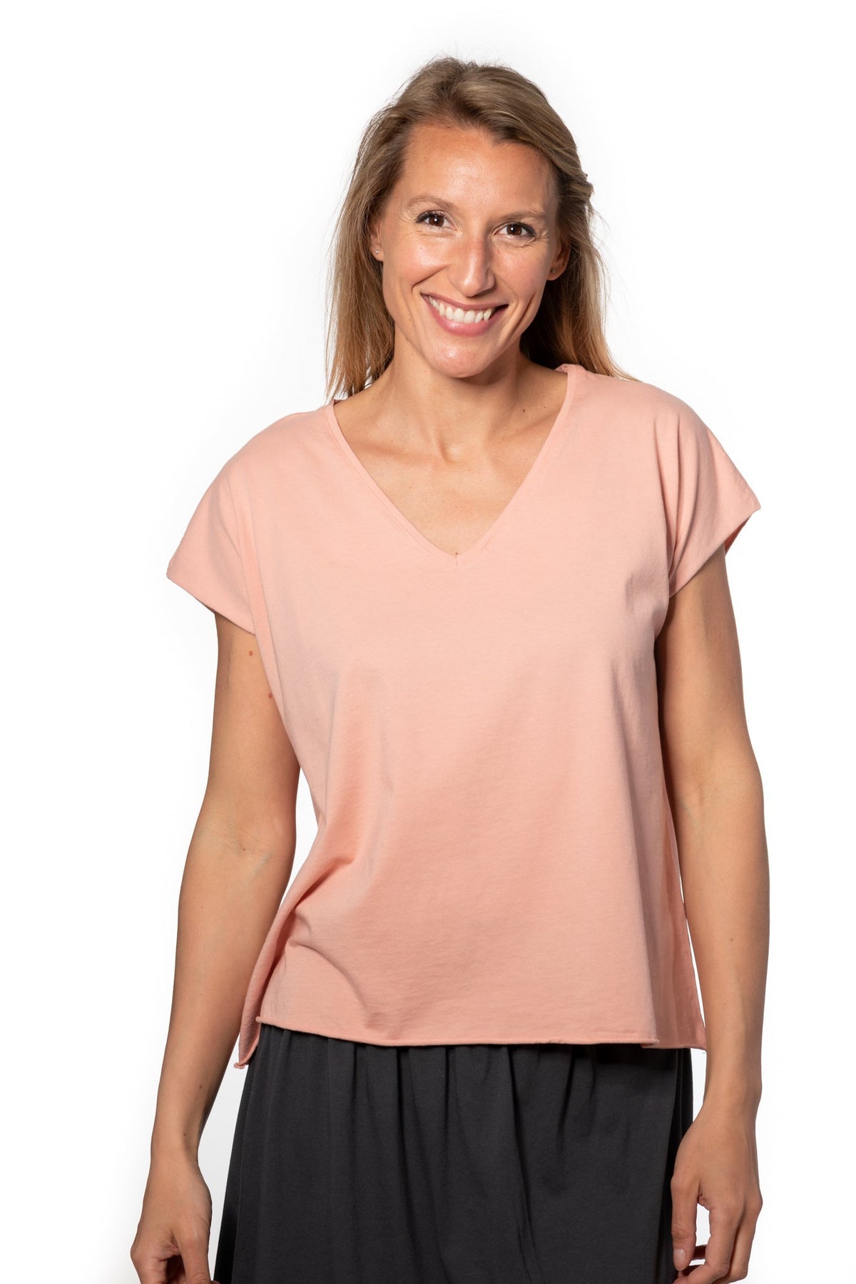 Tee shirt femme oversize col V manche courte coupé bord franc pour un look rock en coton jersey bio rose pétillant GOTS et eco responsable