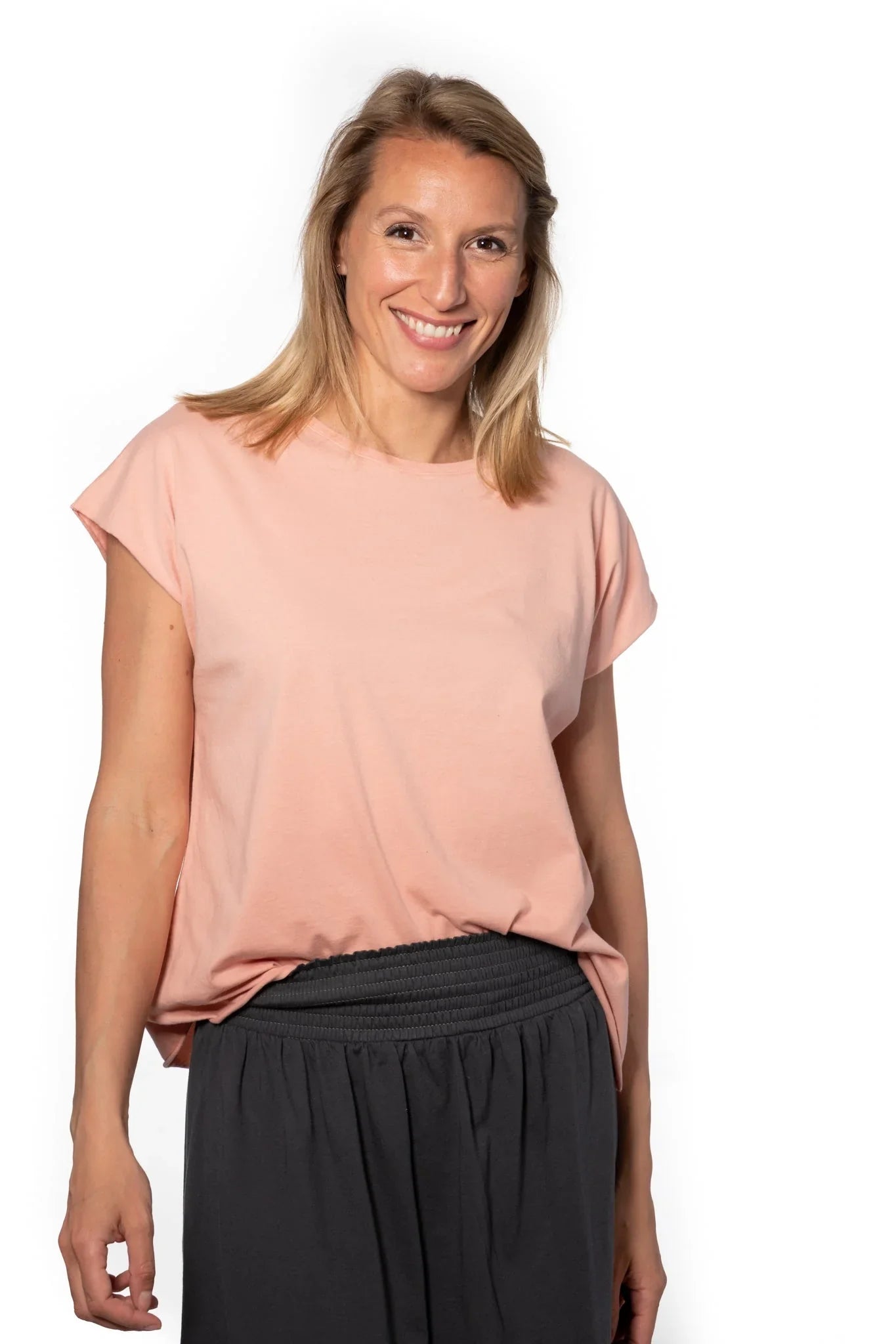 Tee shirt femme oversize col rond encolure ronde manche courte coupé bord franc pour un look rock en coton jersey bio vieux rose rose rose doux rose ancien rose pétillant GOTS et eco responsable