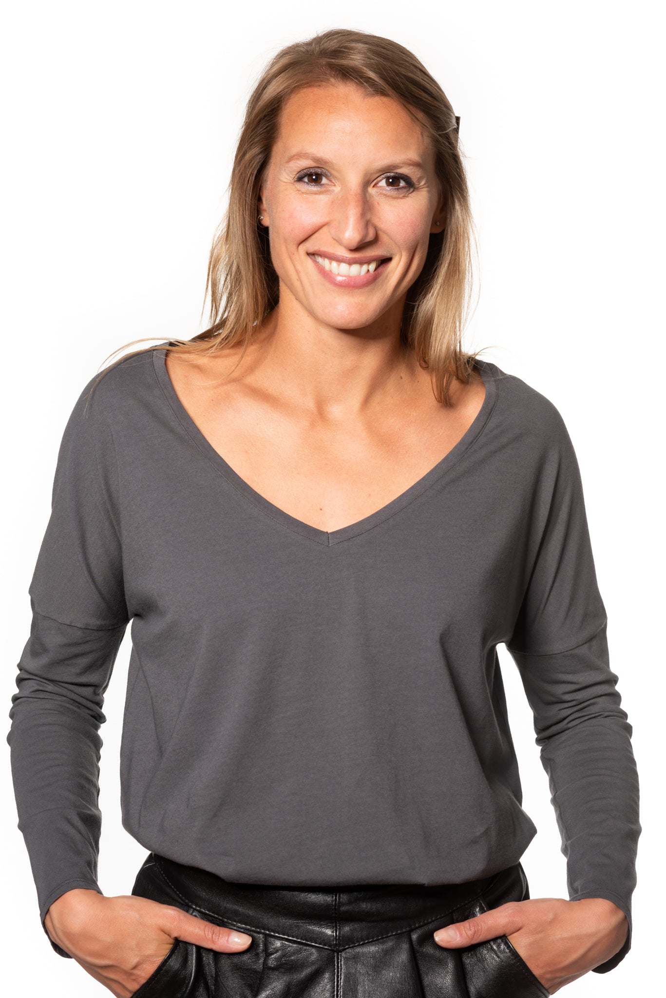 Tee shirt pour femme en coton bio GOTS eco responsable à manche longue, oversize, col V Extra suny gris foncé anthracite charbon