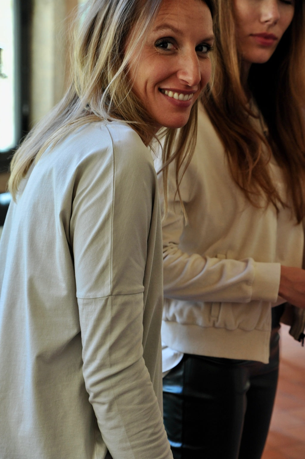 Tee shirt pour femme en coton bio GOTS eco responsable à manche longue, oversize, col V Extra suny gris clair, vert sauge