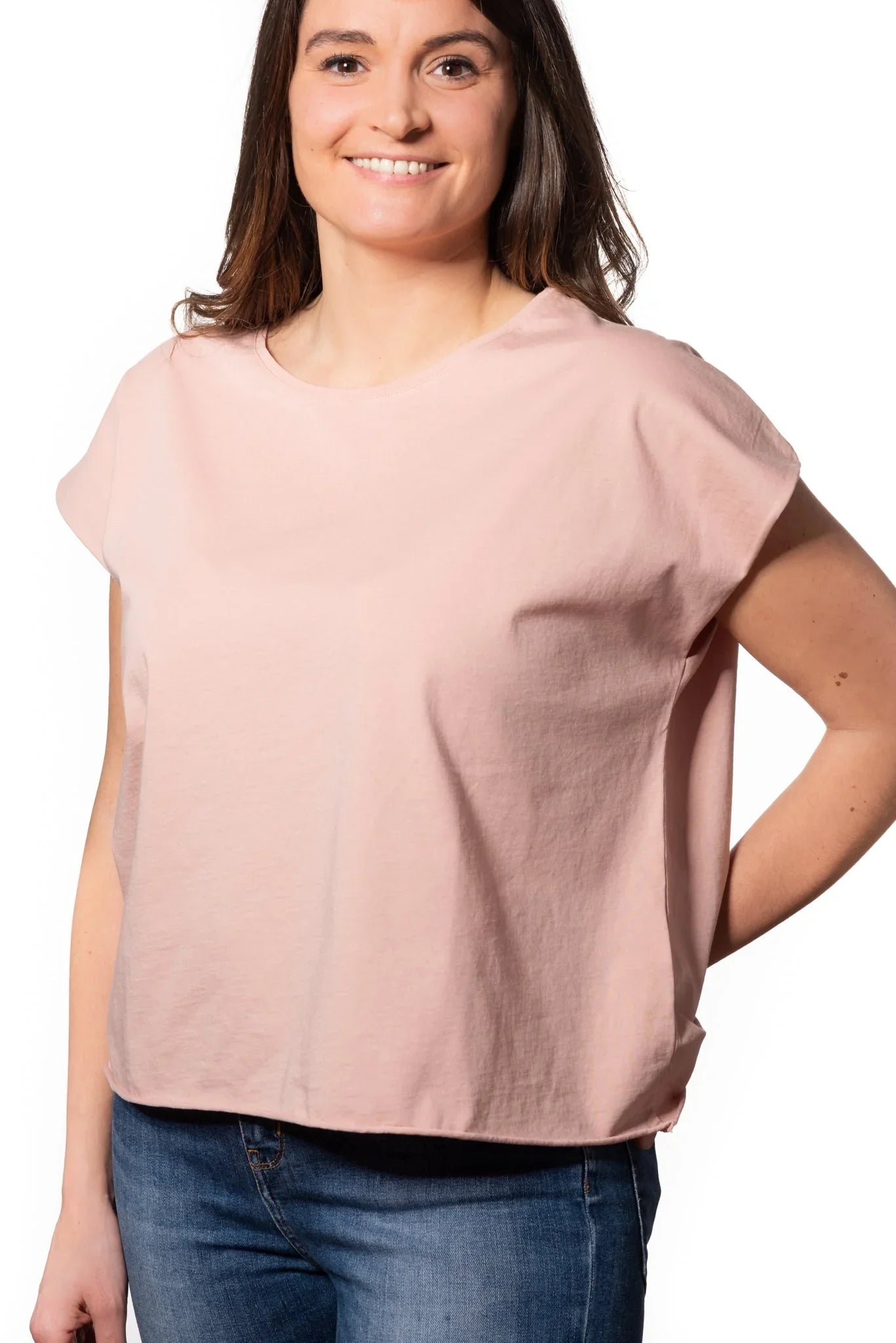 Tee shirt femme oversize col rond encolure ronde manche courte coupé bord franc pour un look rock en coton jersey bio vieux rose rose rose doux rose ancien rose pâle GOTS et eco responsable