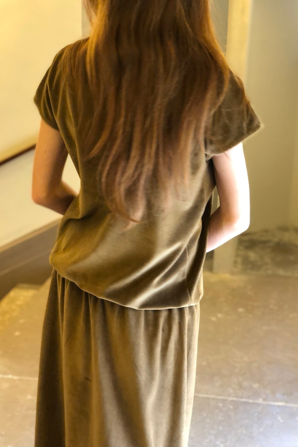 Tee shirt femme à manche courte forme ajustée droite et resserrée en bas de corps, col V Suny en velours bio GOTS et eco responsable tabac brun bronze