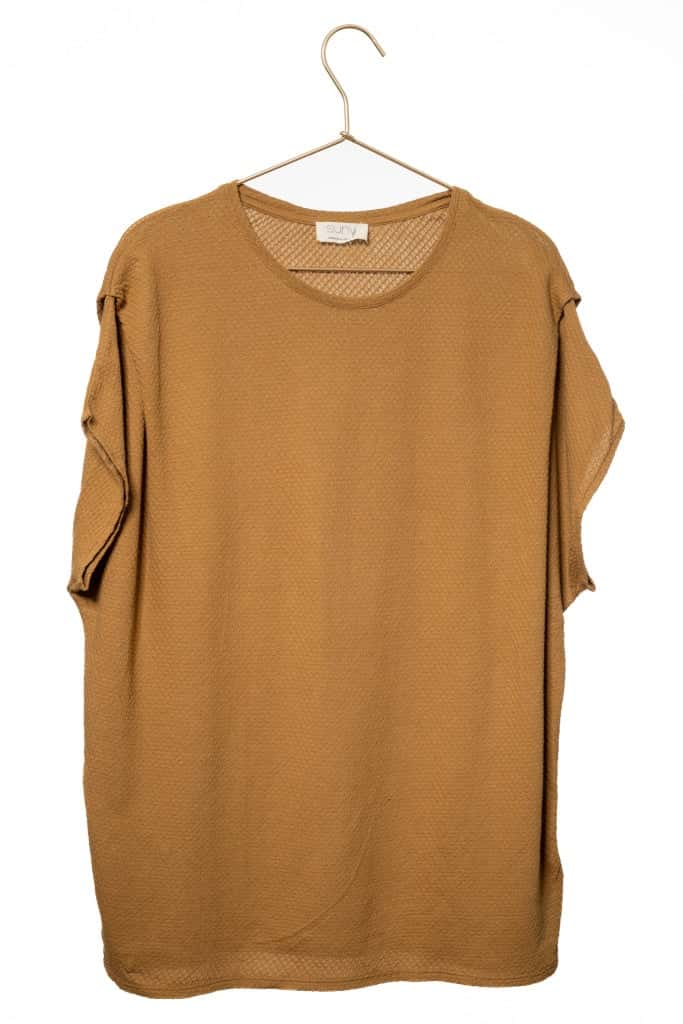 Tee shirt suny chic pour femme oversize col évasé dégagé manche courte tombante à pince en coton bio GOTS et eco responsable havane tabac brun