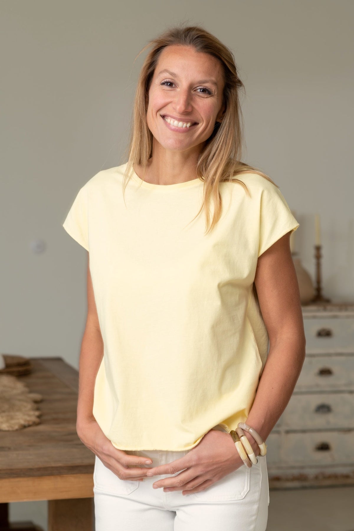 Tee shirt jaune paille jaune clair femme oversize col rond encolure ronde manche courte coupé bord franc pour un look rock en coton jersey bio GOTS et éco responsable