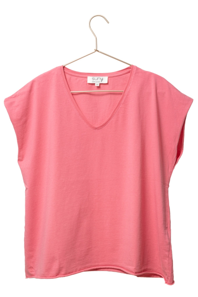 Tee shirt femme oversize col V manche courte coupé bord franc pour un look rock en coton jersey bio de couleur rose framboise GOTS et eco responsable