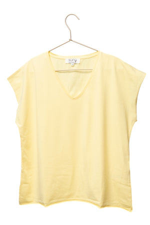 tee shirt femme oversize col V manche courte coupé bord franc pour un look rock en coton jersey bio de couleur jaune paille GOTS et eco responsable