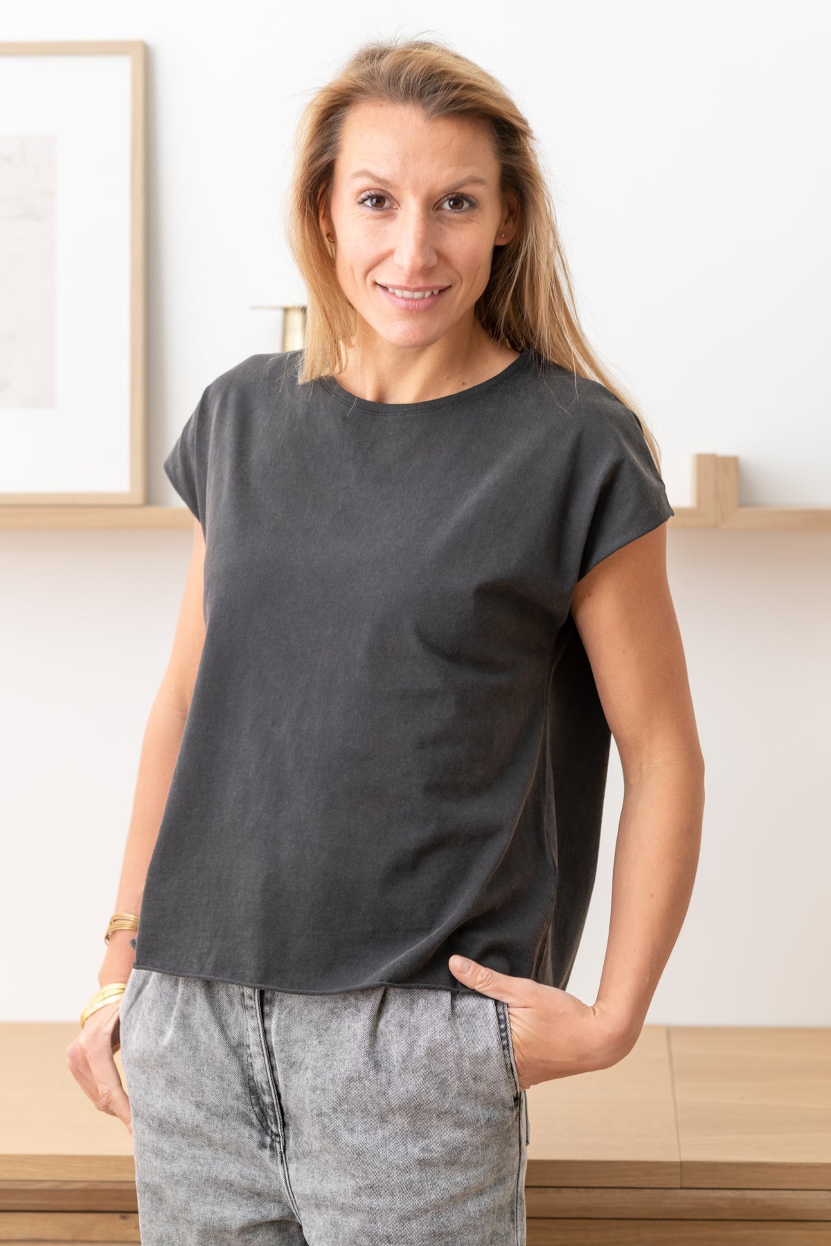 Tee shirt femme manche courte rock court et ample en coton bio GOTS éco responsable sans couture oversize col rond noir vieilli, noir délavé, noir fade out, noir gris