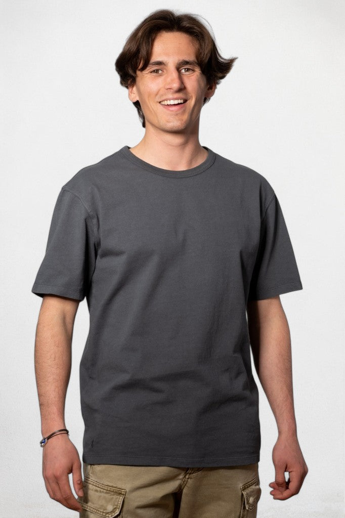 Tee-shirt basique homme manche courte coupe droite, col rond avec double surpiqûre à l’encolure, coton lourd biologique certifié GOTS molleton anthracite gris foncé noir délavé