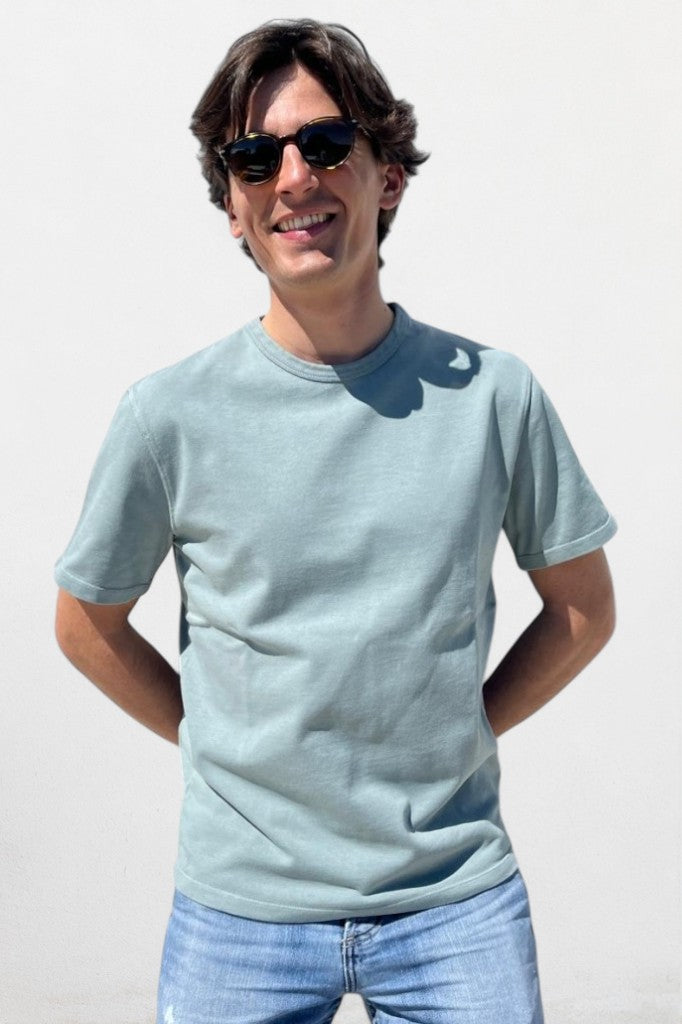 Tee-shirt basique homme manche courte coupe droite, col rond avec double surpiqûre à l’encolure, coton lourd biologique certifié GOTS molleton vert sauge