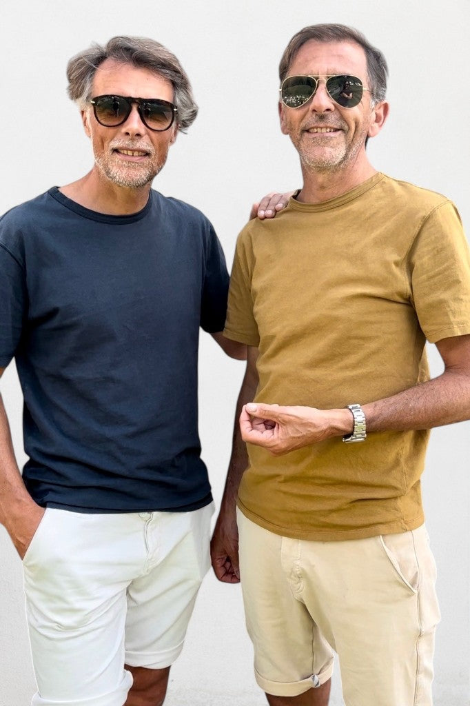 Tee-shirt basique homme manche courte coupe droite, col rond avec double surpiqûre à l’encolure, coton lourd biologique certifié GOTS molleton de couleur havane brun bronze marron