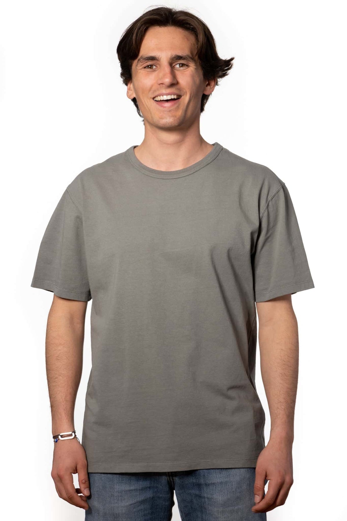 Tee-shirt basique homme manche courte coupe droite, col rond avec double surpiqûre à l’encolure, coton lourd biologique certifié GOTS molleton gris kaki, gris, kaki, vert doux, gris vert 
