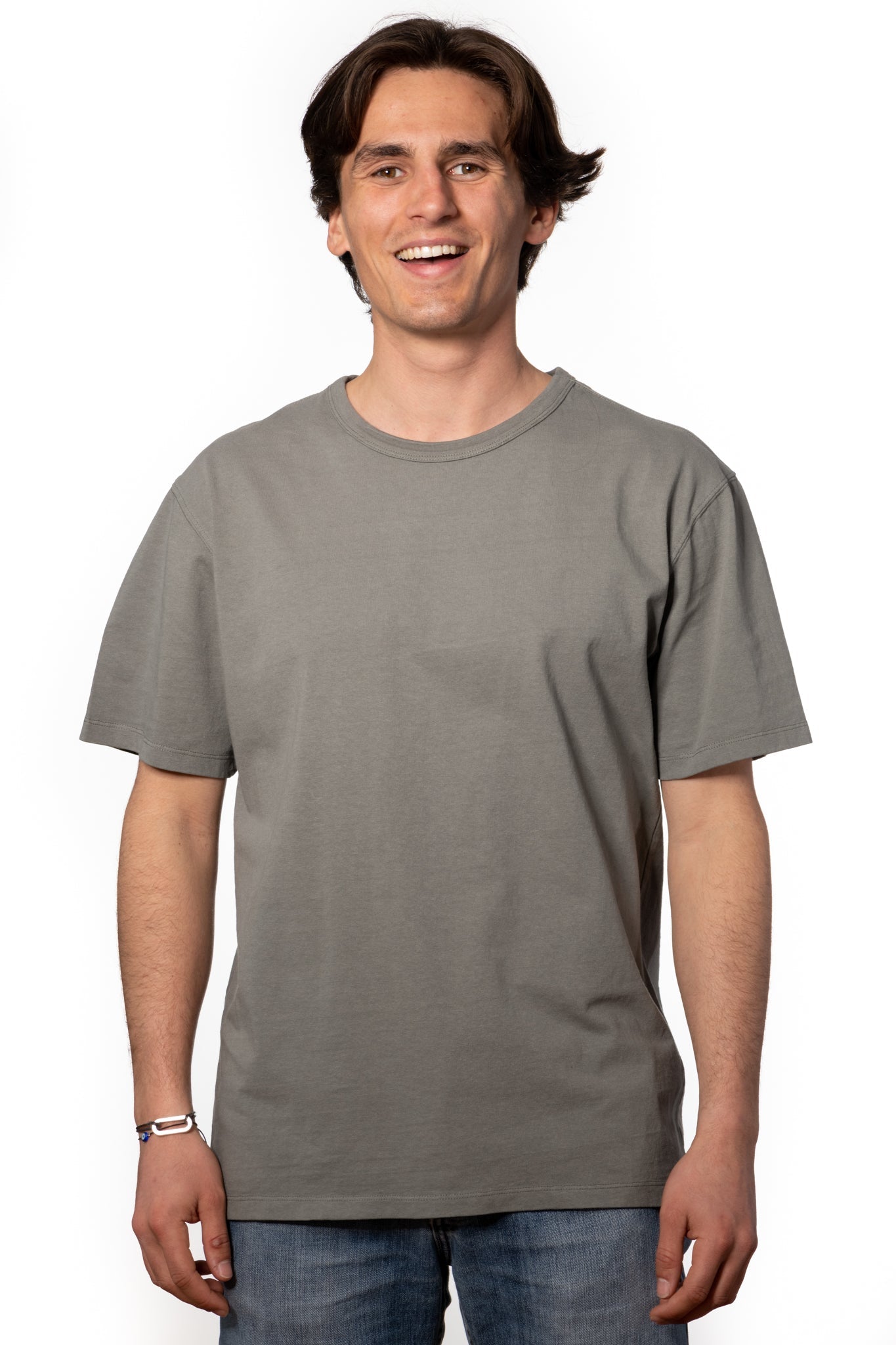 Tee-shirt basique homme manche courte coupe droite, col rond avec double surpiqûre à l’encolure, coton lourd biologique certifié GOTS molleton gris kaki, gris, kaki, vert doux, gris vert