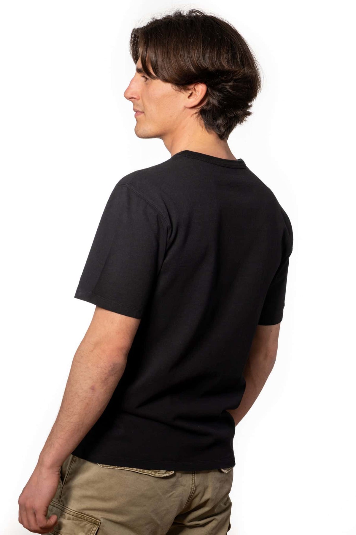 Tee-shirt basique homme manche courte coupe droite, col rond avec double surpiqûre à l’encolure, coton lourd biologique certifié GOTS molleton noir charbon 