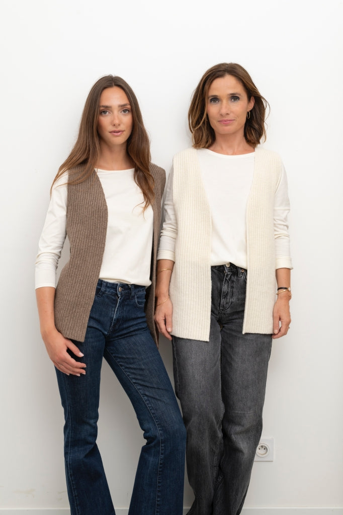 Gilet sans manche en laine upcyclée taupe et écru – Suny 