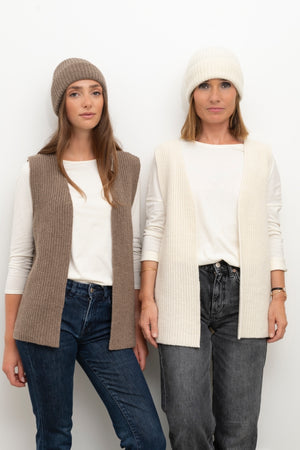 Gilet sans manche en laine upcyclée taupe et écru – Suny avec bonnet assortis