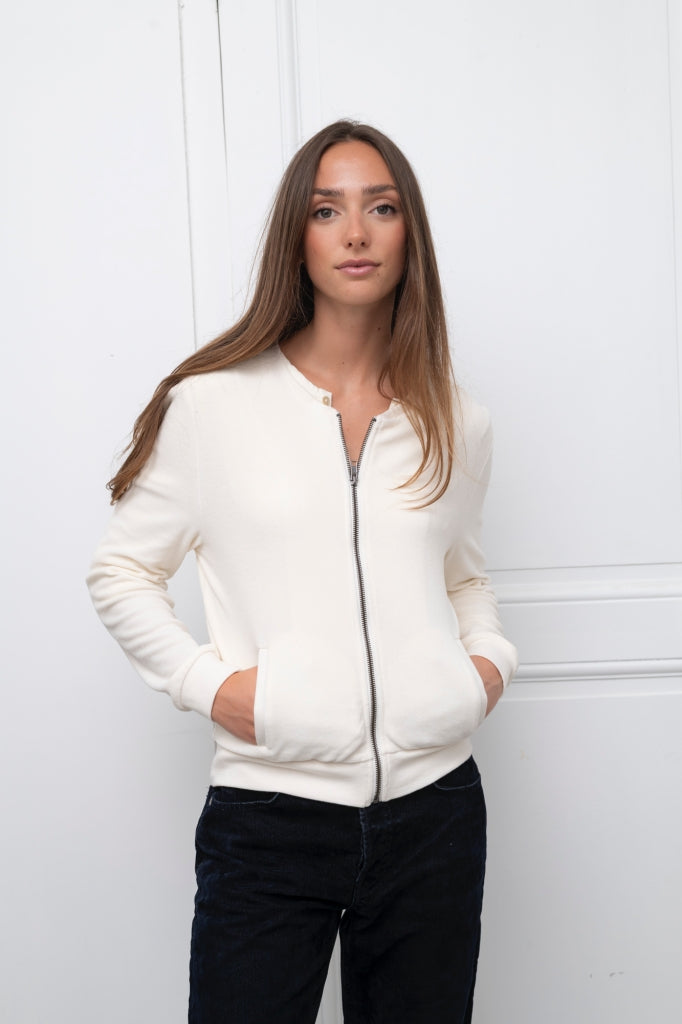 blouson Zippy Suny en velours lisse couleur beurre frais – coupe droite, col rond bomber et zip canon de fusil – Suny