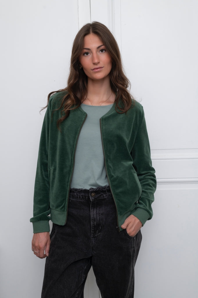 blouson Zippy Suny en velours lisse vert d’hiver – coupe droite, col rond bomber et zip canon de fusil – Suny