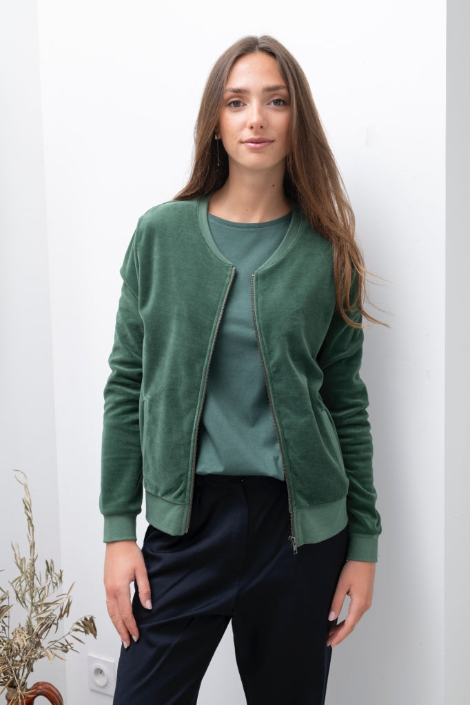 blouson Zippy Suny en velours lisse vert d’hiver – coupe droite, col rond bomber et zip canon de fusil – Suny